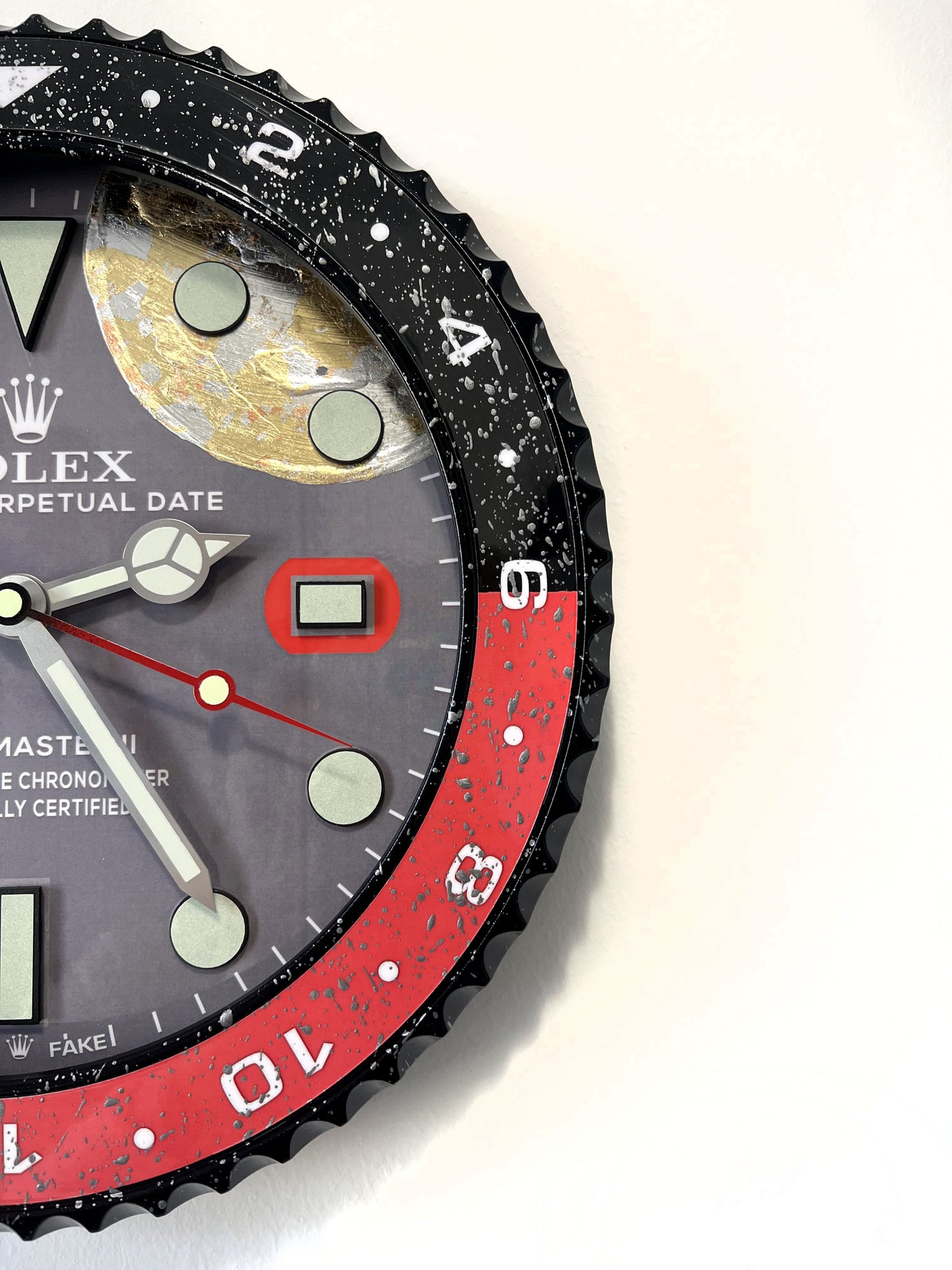 Orologio Gmt The Fake World Custom da muro