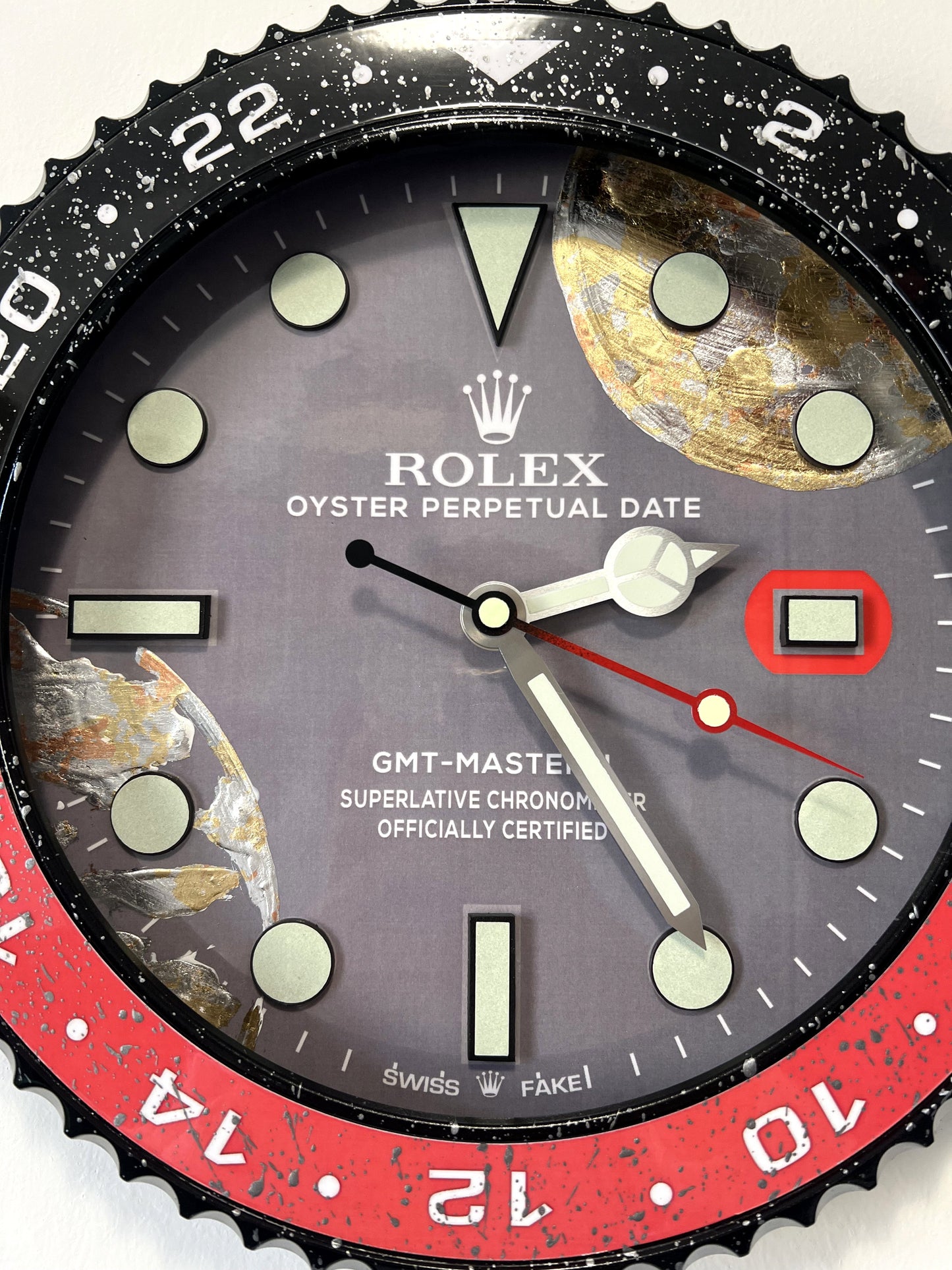Orologio Gmt The Fake World Custom da muro