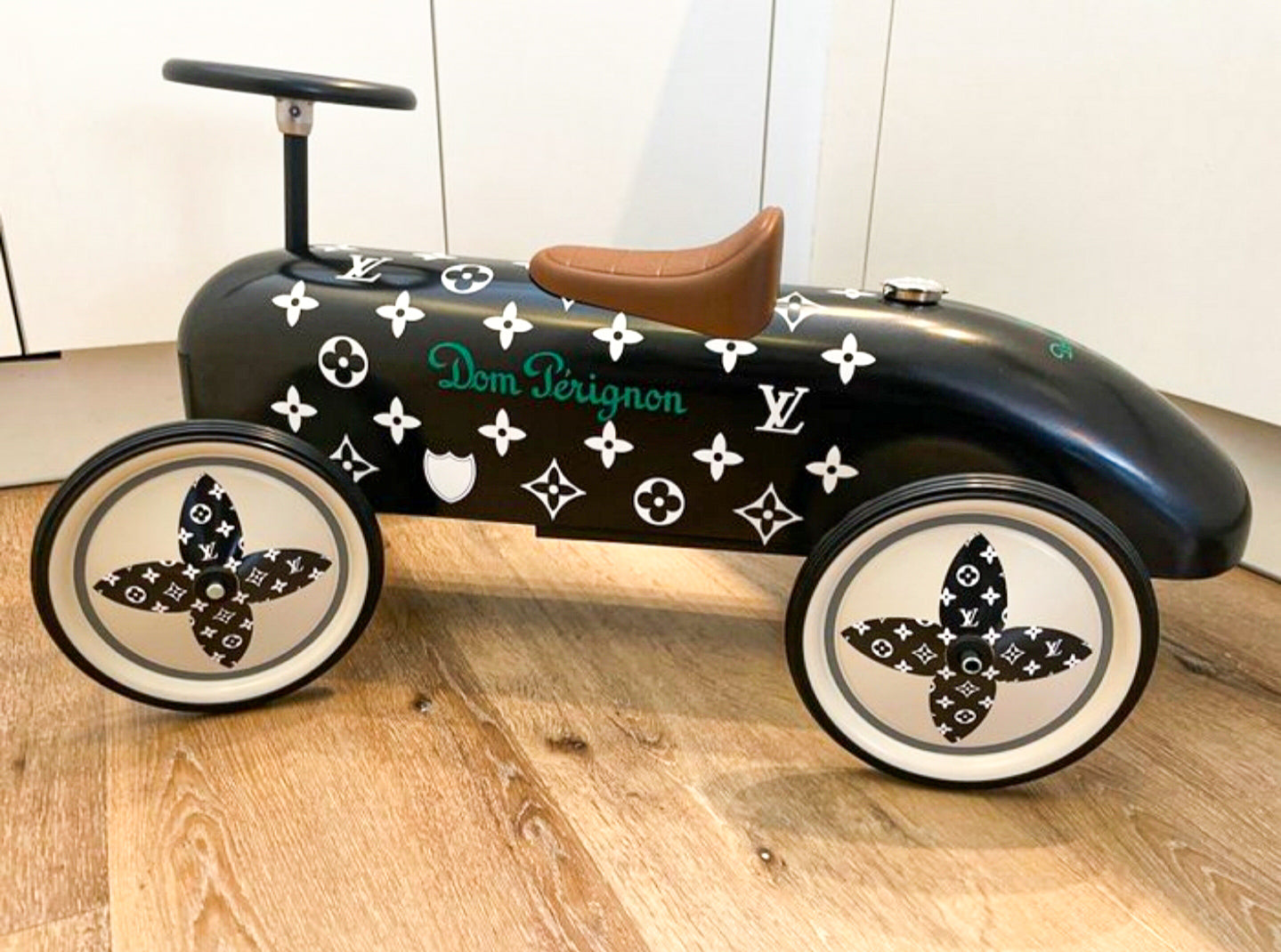 Macchina Louis Vuitton X Dom Perignon "The Dom Perignon par LV edition " ( MVM Artist )