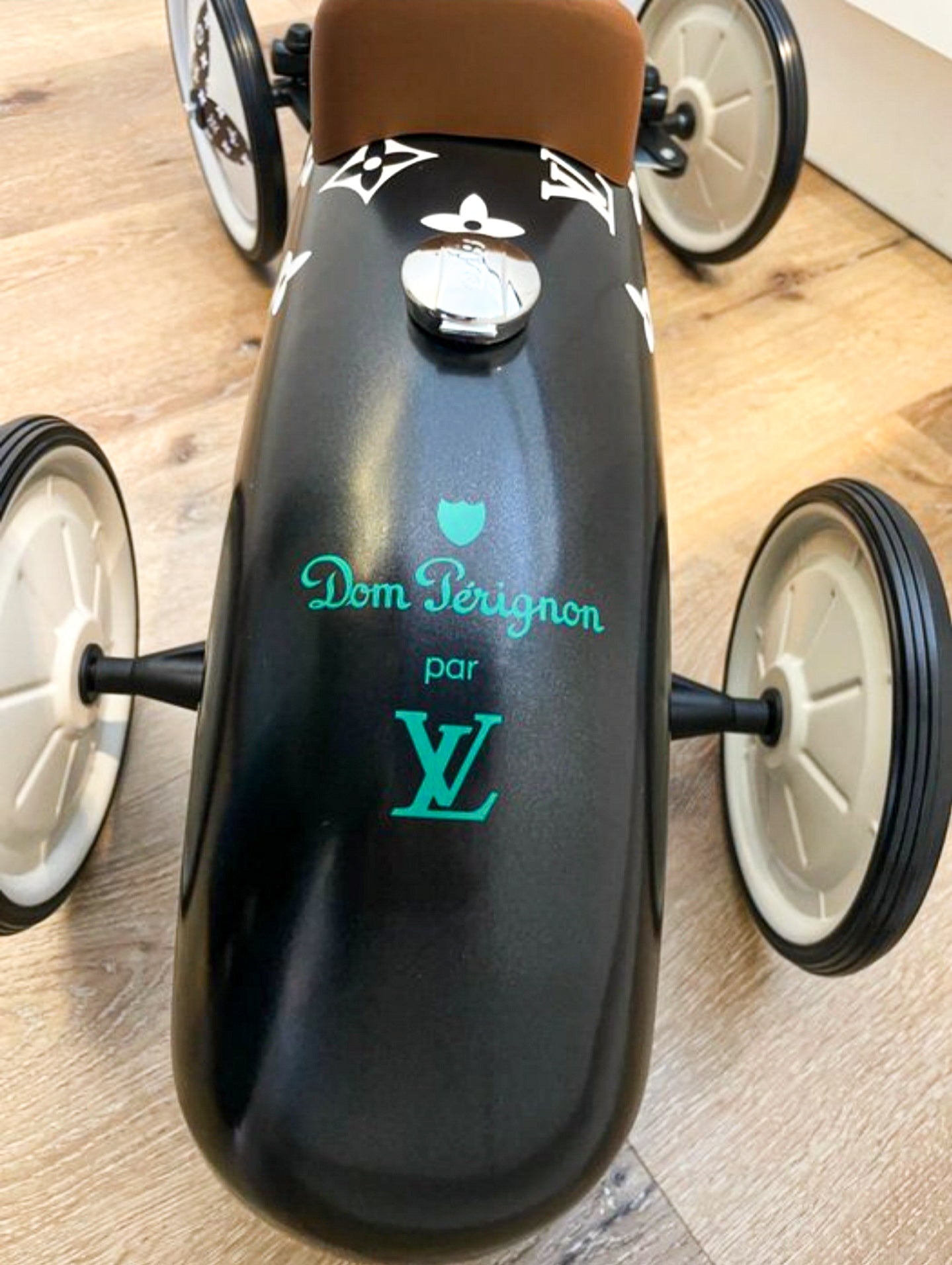 Macchina Louis Vuitton X Dom Perignon "The Dom Perignon par LV edition " ( MVM Artist )