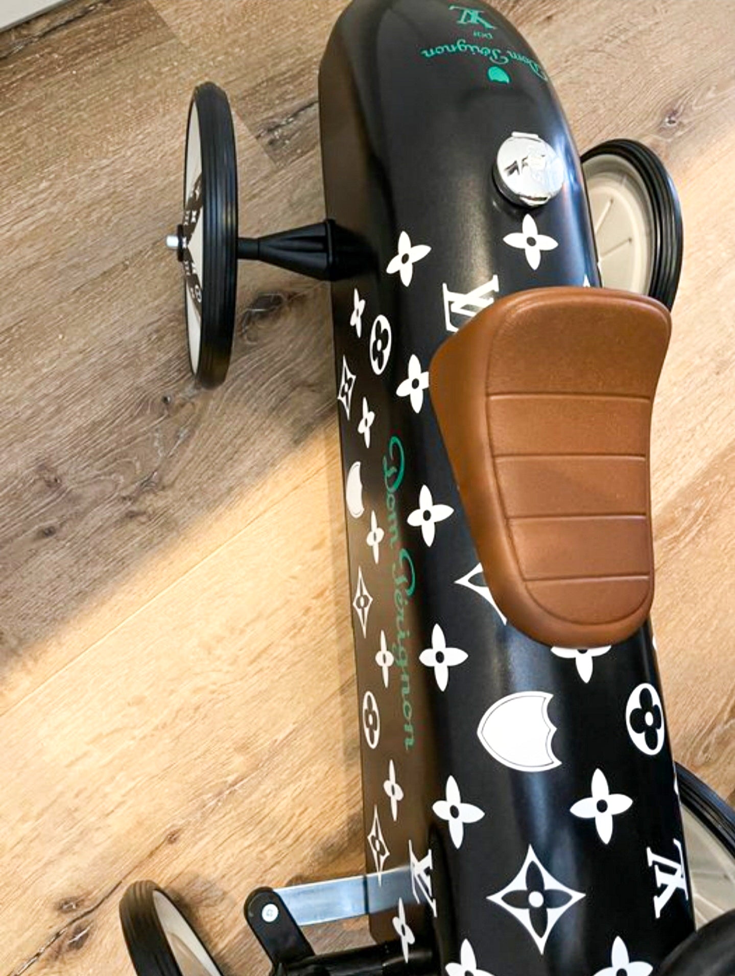 Macchina Louis Vuitton X Dom Perignon "The Dom Perignon par LV edition " ( MVM Artist )